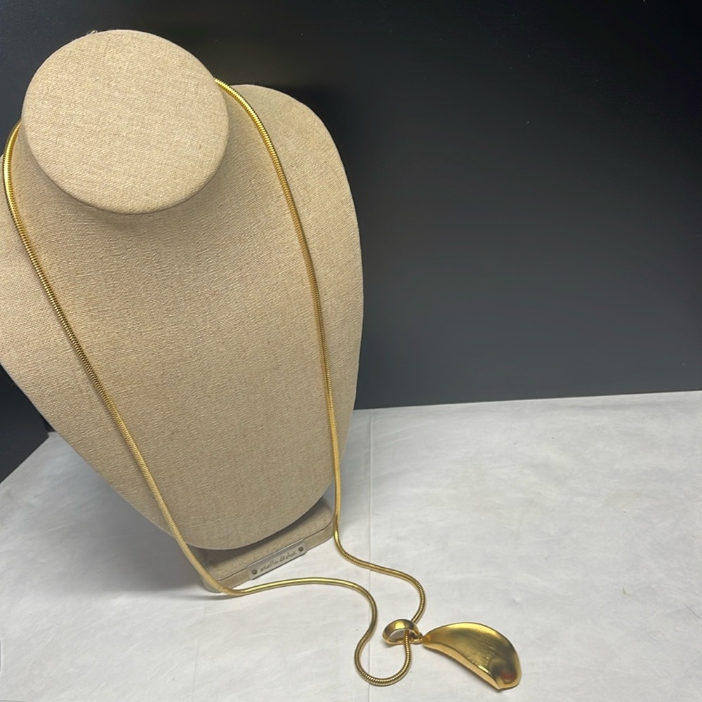 VINTAGE CLASSIQUE  GOLD  PENDANT ♥️